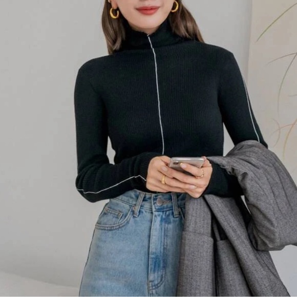Sporty black soft knit turtleneck with white contrast piping stripe long sleeve - Picture 6 of 8